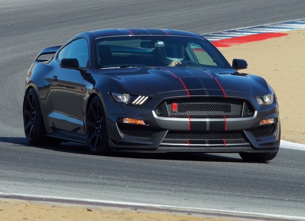 Ford-Mustang_Shelby_GT350R-2016.jpg