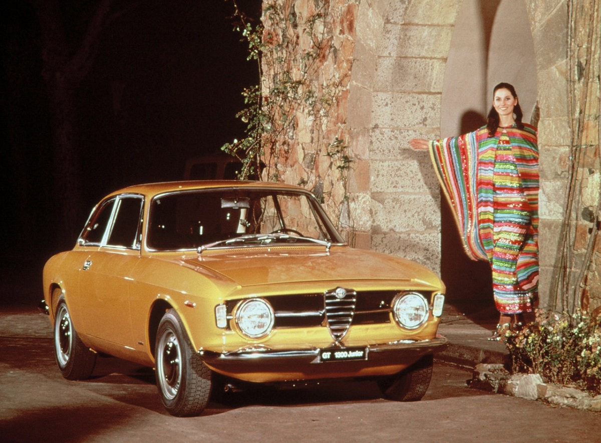 Alfa_Romeo-Giulia_Coupe_1300_GT_Junior-1966 (1).jpg