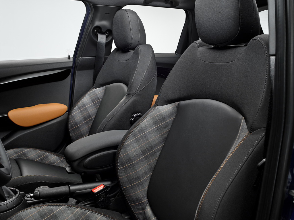 【新聞照片八】全新MINI Seven Edition特仕車款跑車座椅也換上獨有的Malt Brown格紋，細膩的展現出紳士般優雅氣質.jpg