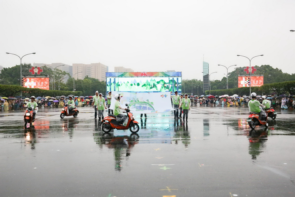 遊行隊伍末將由里長們帶著一哩低碳一里幸福的旗幟通過國慶觀禮台為低碳里做最好的宣傳.jpg