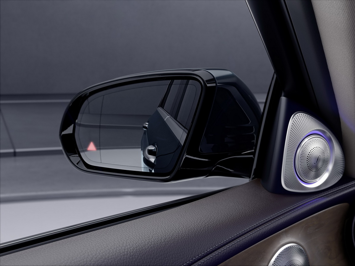全新E 250車型尖端主動駕駛輔助系統，包含主動盲點輔助，提醒駕駛注意後方來車，大幅提升行車安全.jpg