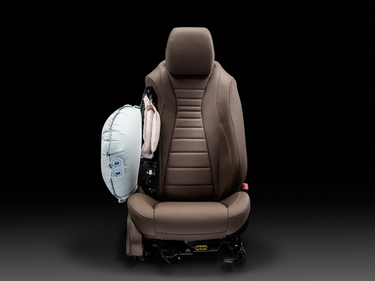 隨著全新E 250同步推出多項選配套件，包含後座左右兩側氣囊與後座兩外側座椅安全帶氣囊，完整提升後座乘客乘坐安全性.jpg