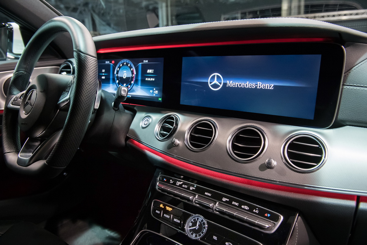 E250車型皆標準配備COMAND Online多媒體系統中控台與12.3吋高解析度液晶螢幕搭配觸控手寫板功能及智慧型手機整合套件.jpg