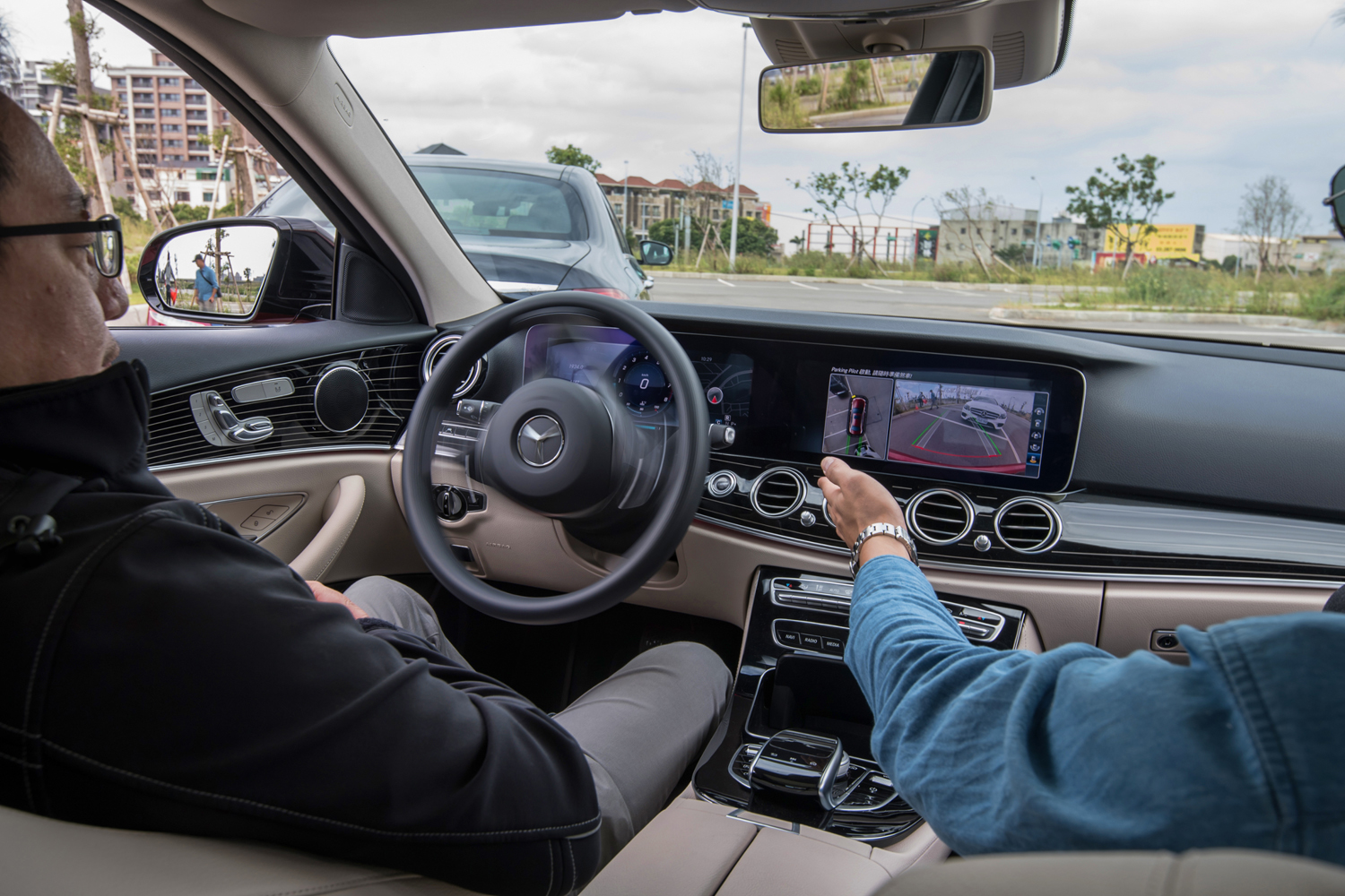 全新E-Class搭載智能停車輔助系統，一次到位的停車體驗，均使與會民眾驚呼連連。.jpg