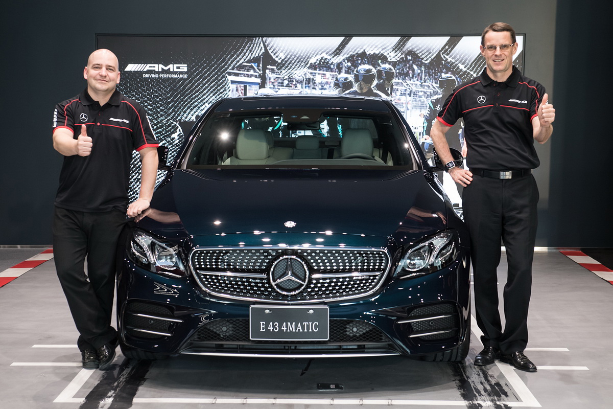 台灣賓士總裁邁爾肯(右)與轎車行銷業務處副總裁何睿思(左)與「43」家族的最新成員，Mercedes-AMG E 43 4MATIC.jpg