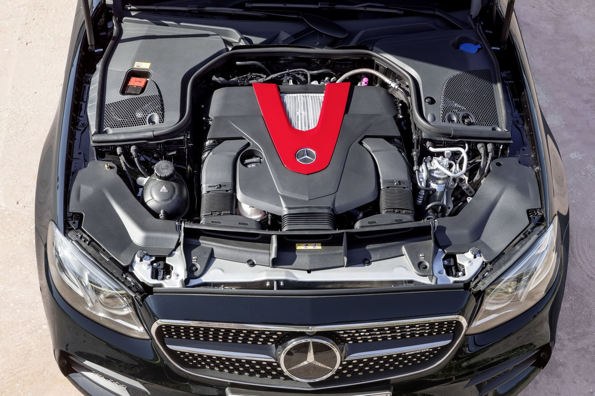 Mercedes-AMG E 43 4MATIC，搭載3.0升V6 Biturbo引擎，可發揮出401hp動力數據以外，搭配9G-TRONIC 9速手自排變速系統，可於4.6秒完成0-100kmh加速過程.jpg
