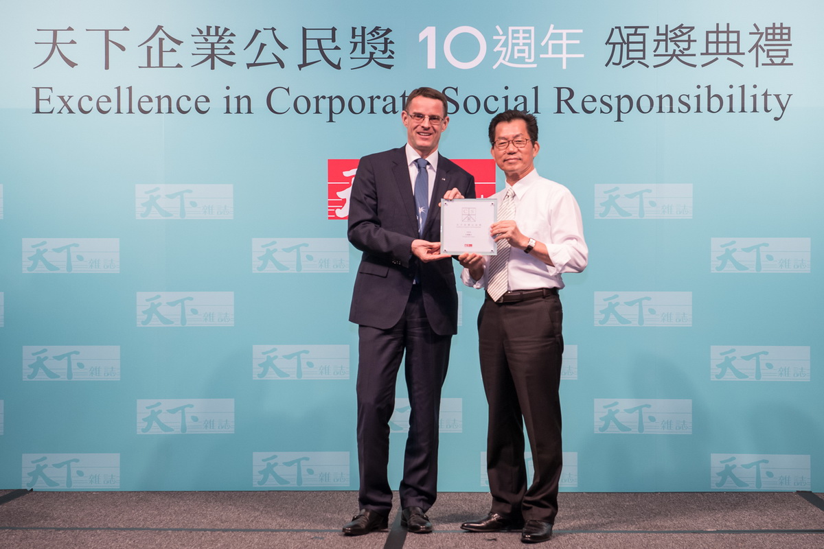 台灣賓士總裁邁爾肯(左)自行政院環境保護署署長李應元(右)手中接天下CSR獎座，為汽車產業中唯一登上前五名的品牌.jpg