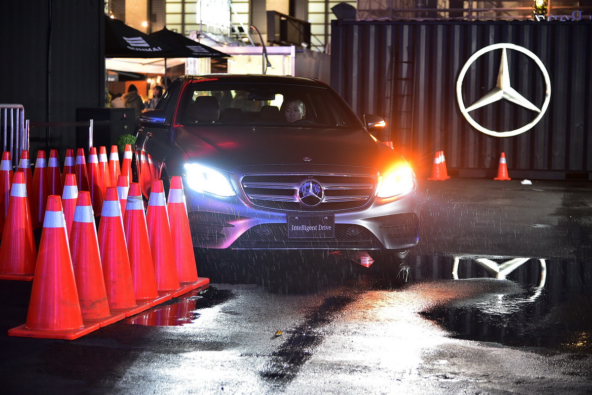 Mercedes-Benz概念館規劃Intelligent Drive智慧駕駛輔助系統科技的體驗區，讓賓客實際了解全新世代的Parking Pilot智能停車輔助系統.JPG