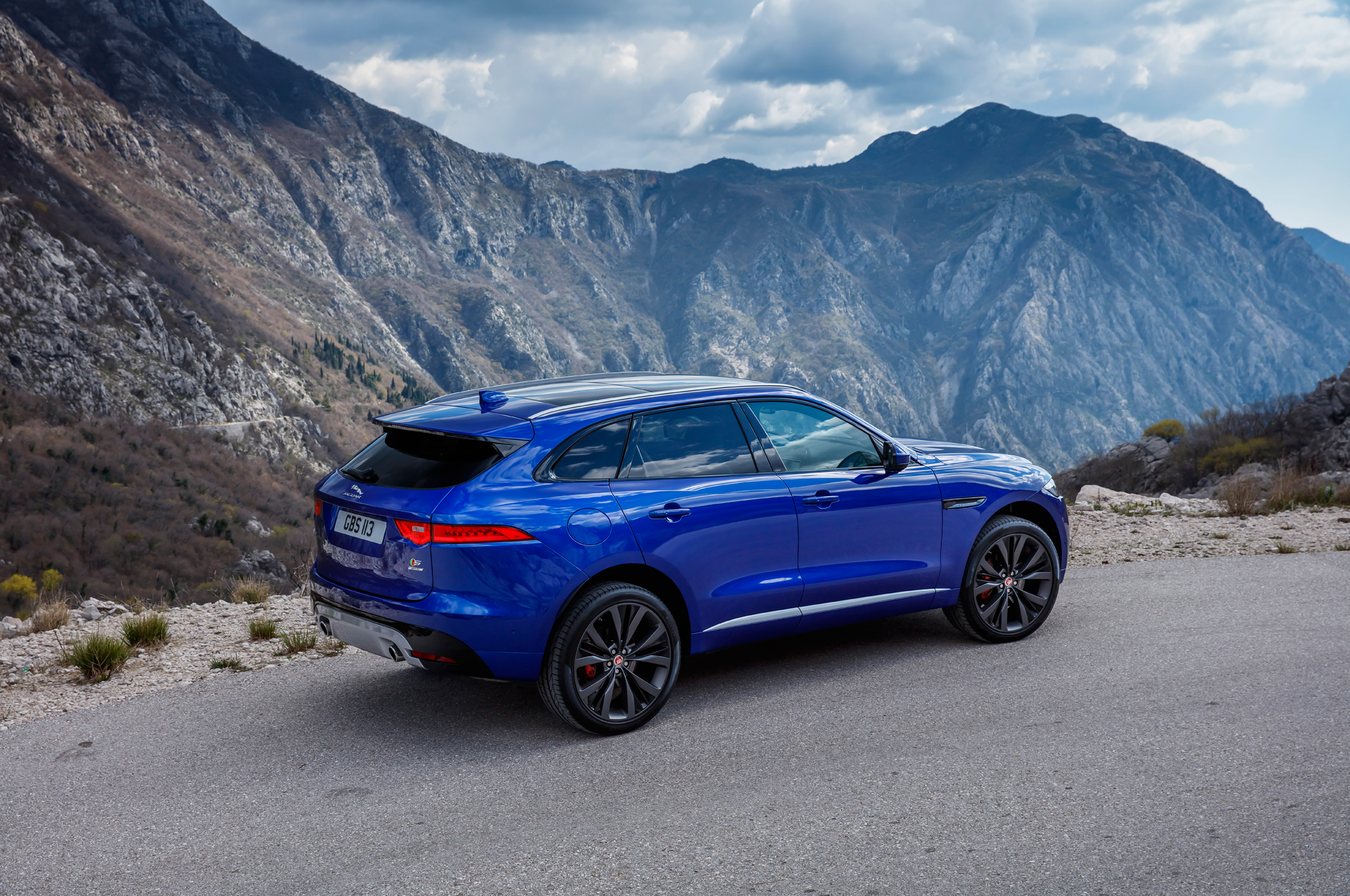 2017-Jaguar-F-Pace-First-Edition-side-rear-view.jpg