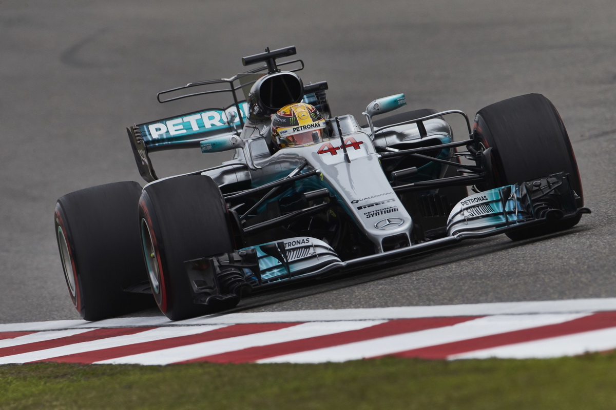 Lewis Hamilton奪冠後，也讓自身於車手積分排行榜位置與Sebastian Vettel並列第一，而所屬車隊MERCEDES AMG PETRONAS積分也暫時領先群雄.jpg