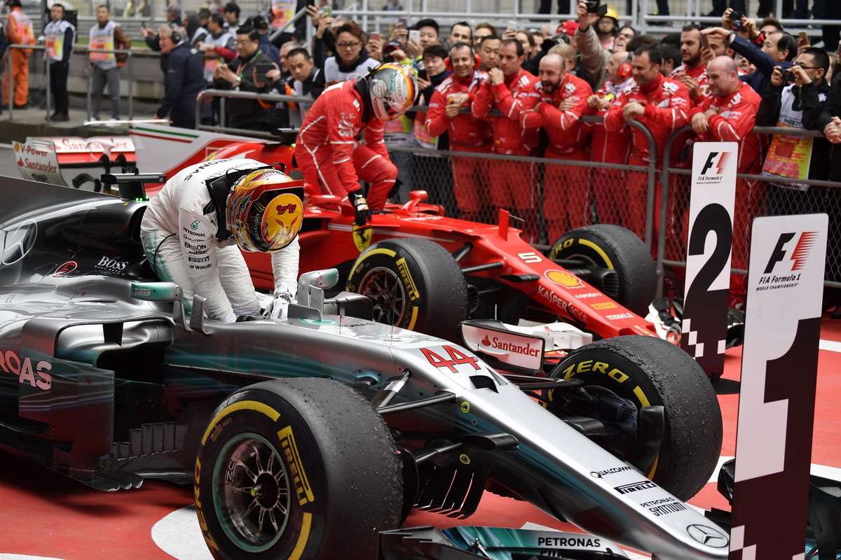MERCEDES AMG PETRONAS與Scuderia Ferrari兩車隊的競爭堪稱本次賽事焦點，最終Lewis Hamilton技壓Sebastian Vettel贏得勝利.jpg
