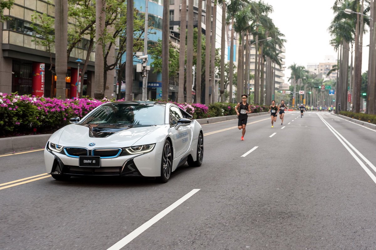[新聞照片二] BMW i8擔任「世界地球日─為水資源而跑」路跑活動21公里半馬組的領跑車.jpg