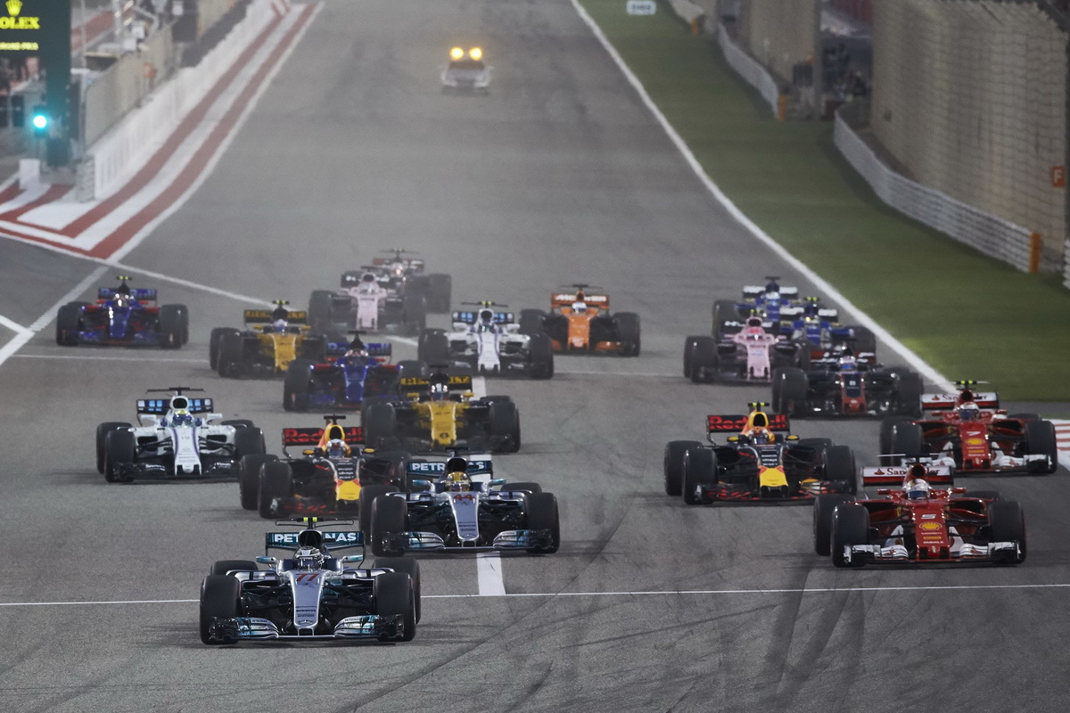 其他車隊的碰撞意外，逼使著Mercedes-AMG Petronas Motorsport車隊兩車手更改比賽策略，但依然順利站上頒獎台.jpg