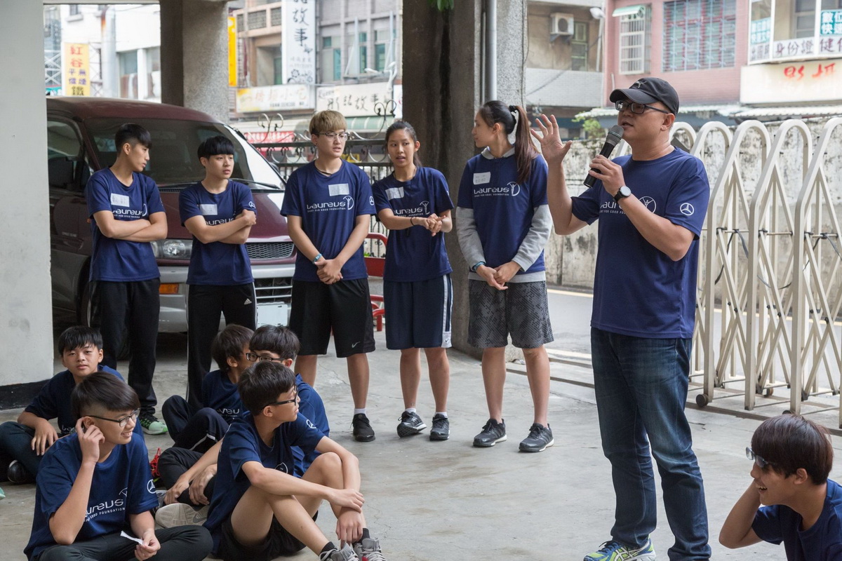 中華基督教救助協會用詼諧的方式帶領陪讀班青少年進行反思活動，從心認識自我。.jpg