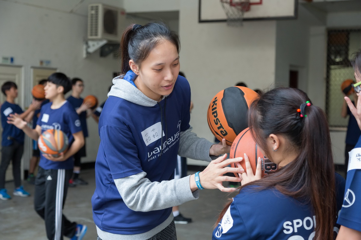 台電女籃球員用自己的專長帶領青少年愛上籃球，投籃得分。.jpg