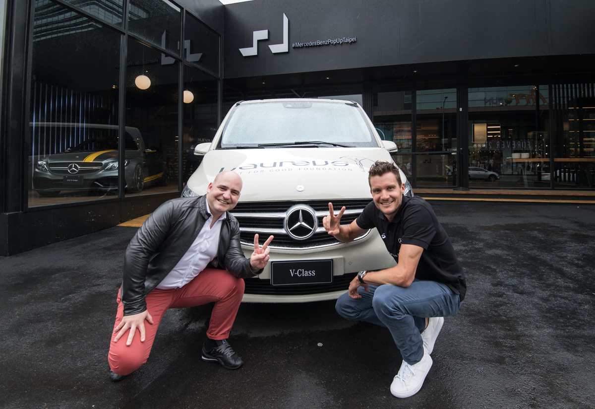 Jan Frodeno(右)搭乘頂級保母車V-Class抵達Mercedes-Benz品牌概念館，感受尊榮移動體驗，褪去長途旅行疲勞.jpg