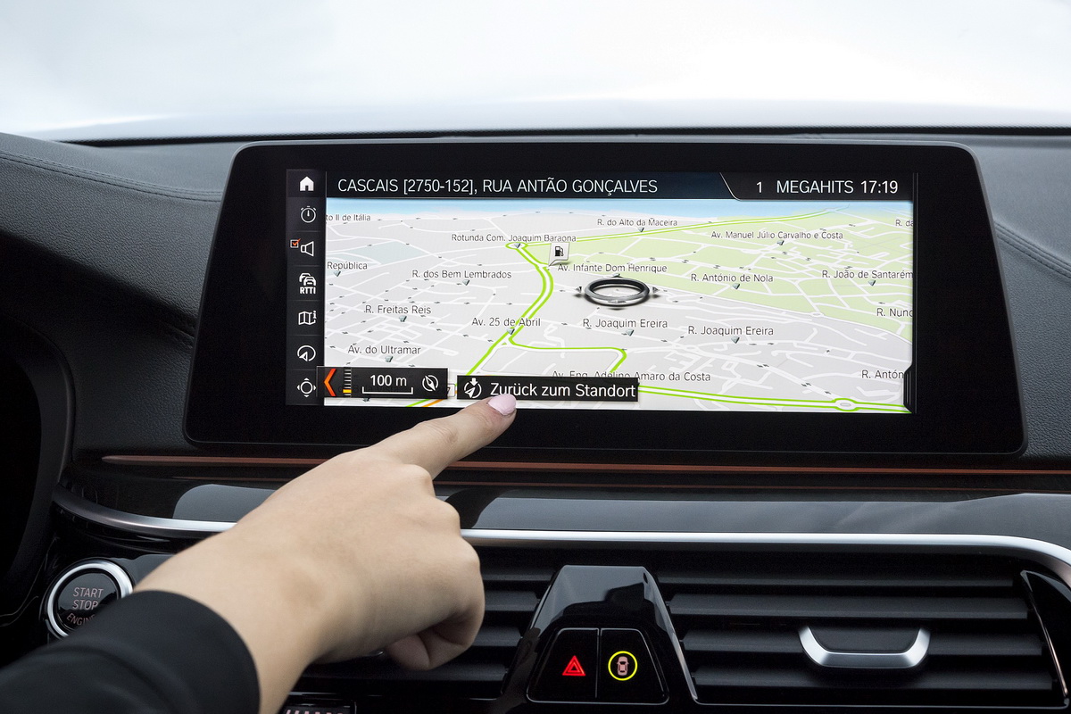 [新聞照片七] 全新BMW 520i Luxury車型預售期間可享免費升級BMW智能衛星導航系統含10.25吋iDrive中央顯式觸控螢幕.jpg