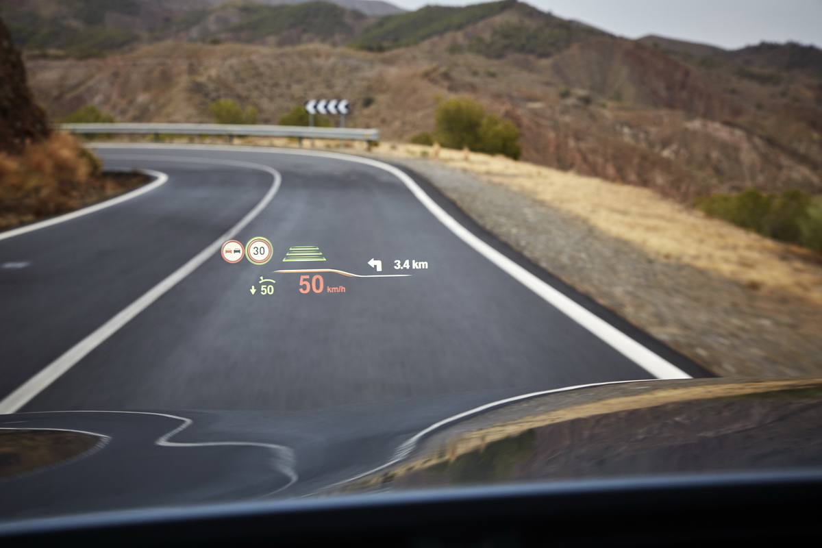 [新聞照片六] 全新BMW 520i M Sport車型預售期間可享免費升級結合導航功能的大面積全彩車況抬頭顯示器.jpg