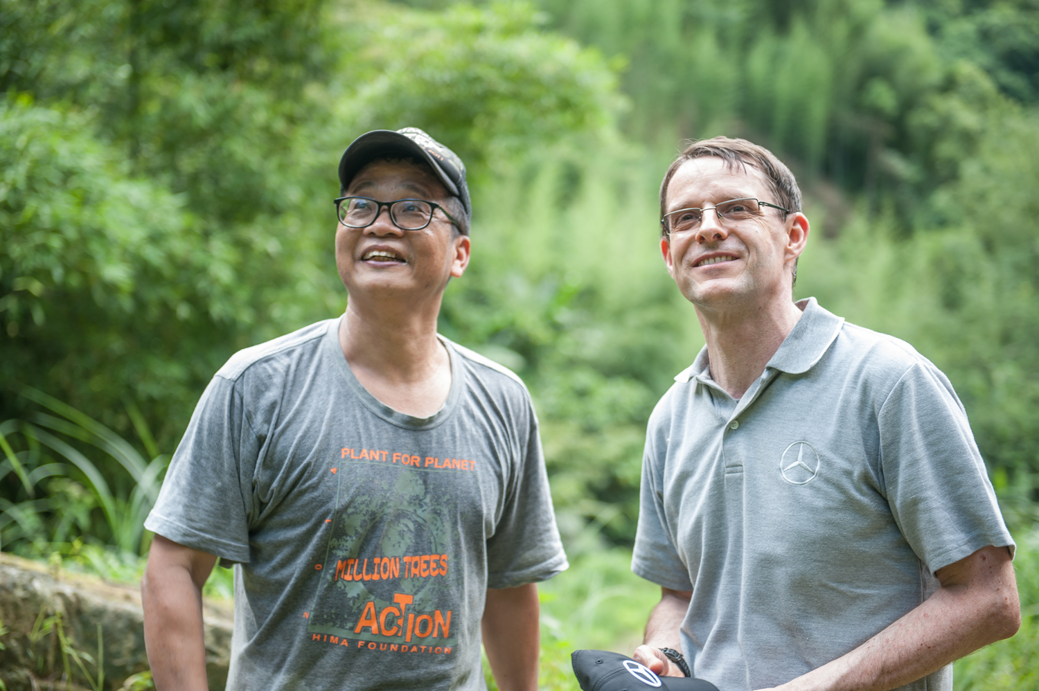 有樹醫生之稱的楊文德博士(左)與台灣賓士總裁邁爾肯將原本工程浩大的生態復育工程，以深入淺出的方式為孩子們進行解說，更發現台灣原生樹種背後藏有許多有趣的故事。.jpg