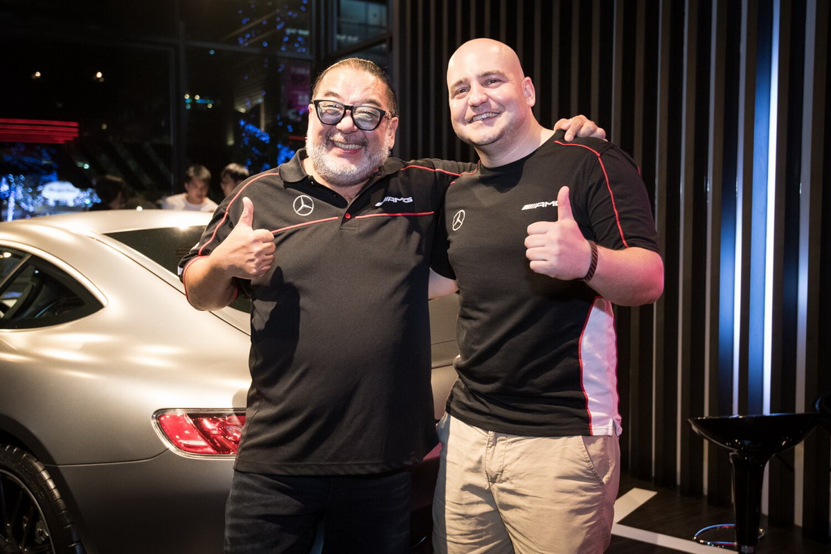 台灣賓士轎車行銷業務處副總裁Markus Henne(右)與知名賽車主播Robin龔懷主(左)一同為Mercedes-AMG Petronas Motorsport車隊的優異表現喝采.jpg