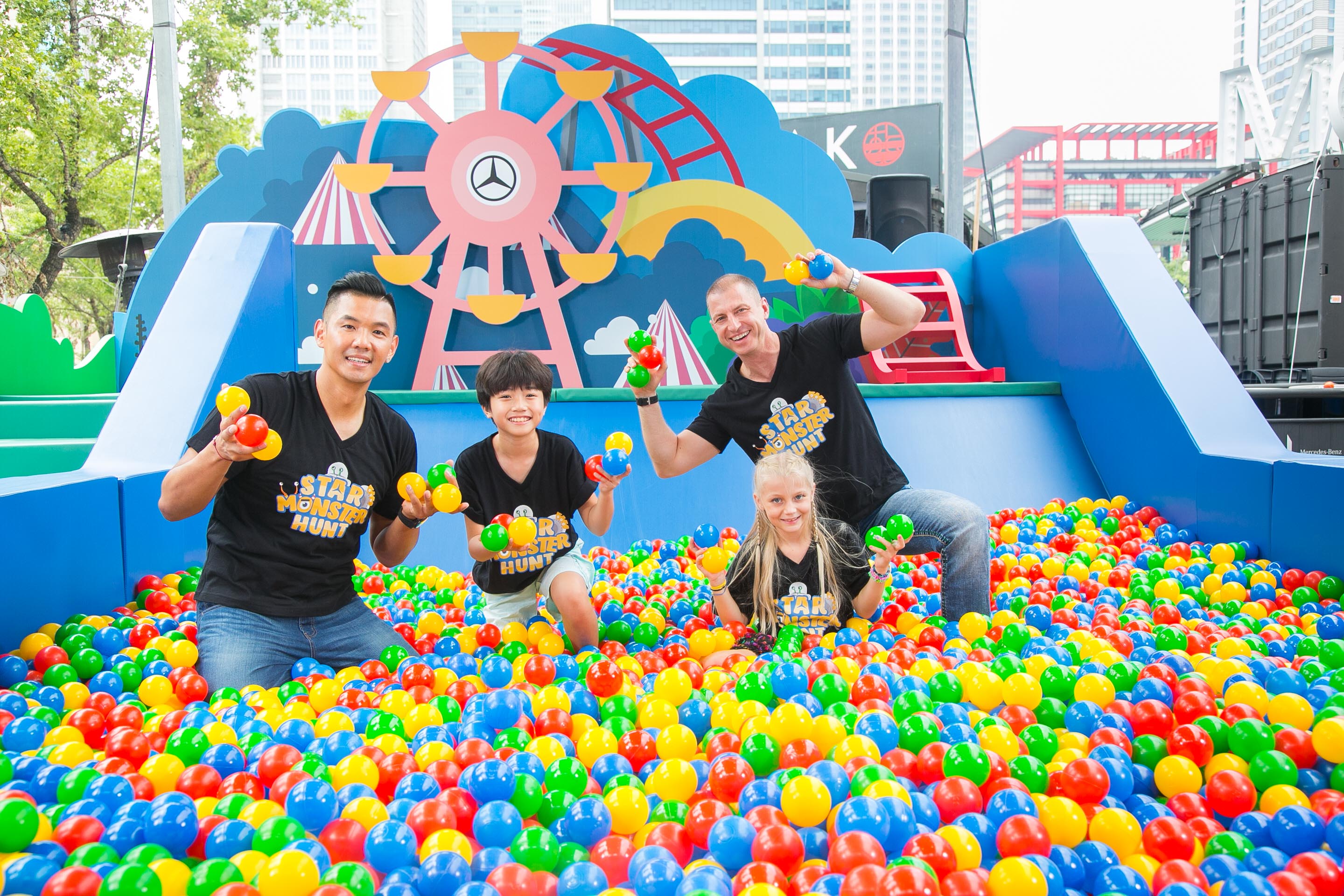 台灣賓士打造巨型球池，提供車主親子同樂的機會，提前慶祝父親節.jpg