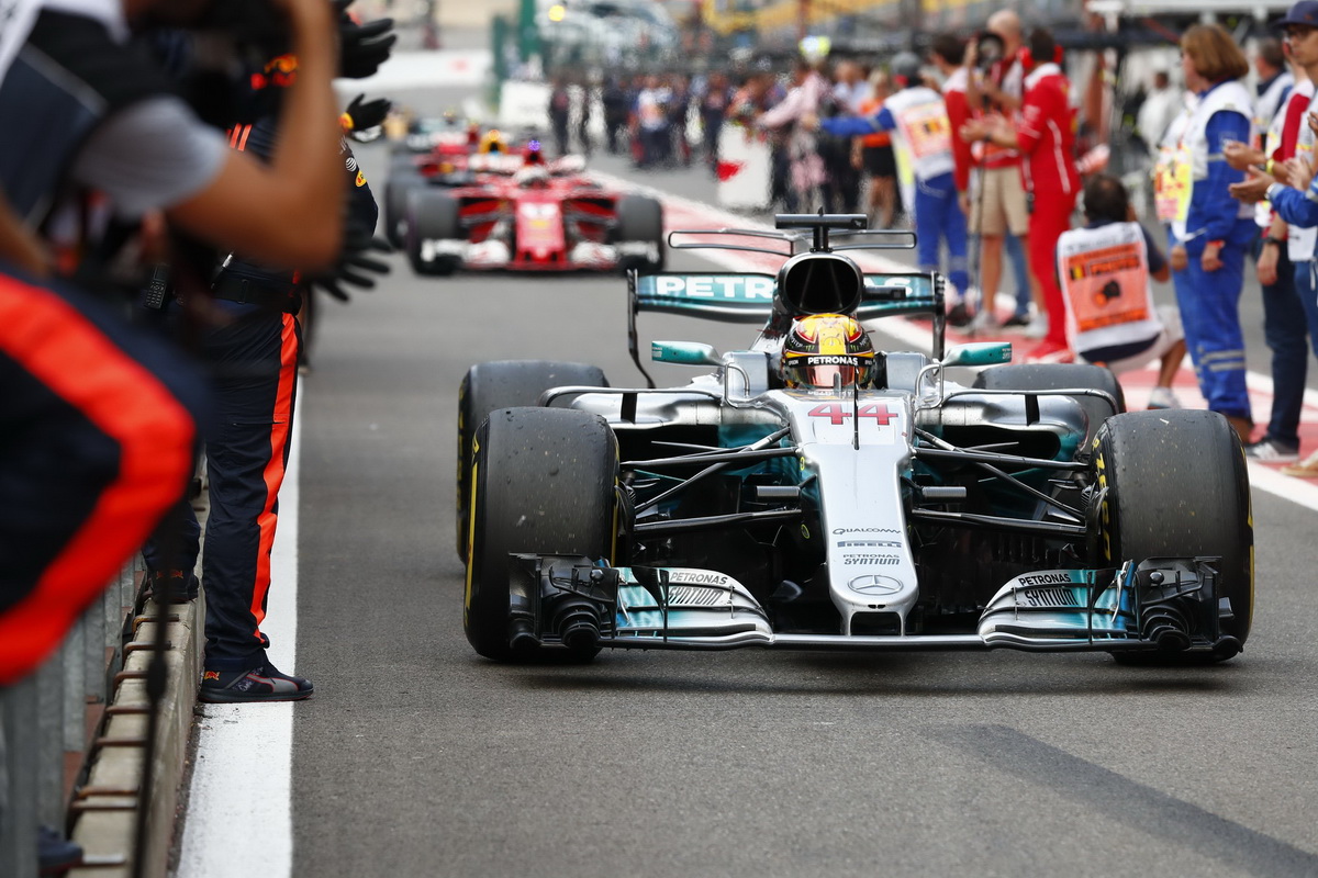 Mercedes-AMG Petronas Motorsport車隊Lewis Hamilton奪下生涯第68次桿位平車神Michael Schumacer紀錄.jpg