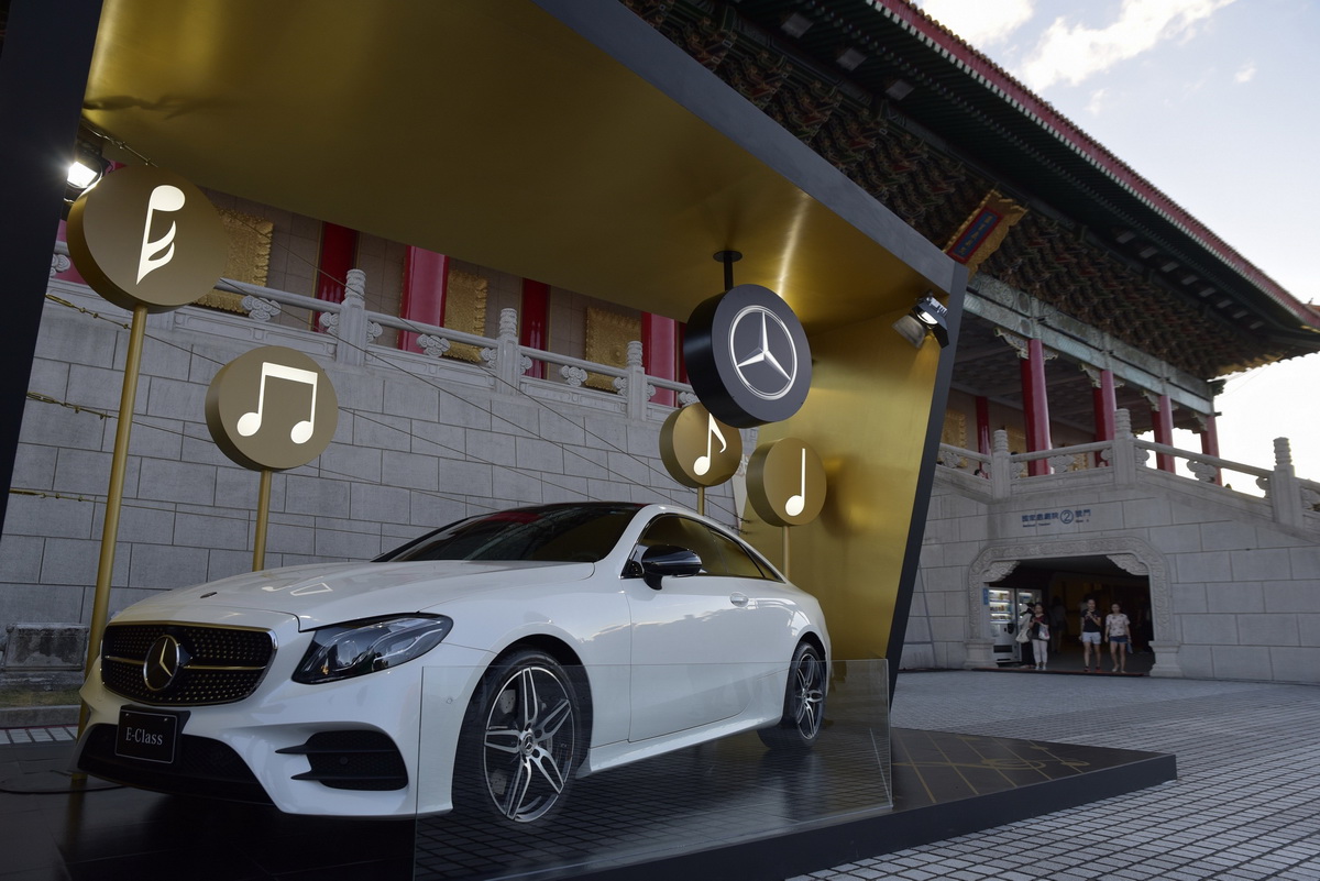 爵士派對現場展出亮眼的Mercedes-Benz E300 Coupé，兼具現代激情與古典優雅的運動風格，成為藝文廣場另一吸睛「嬌」點.JPG