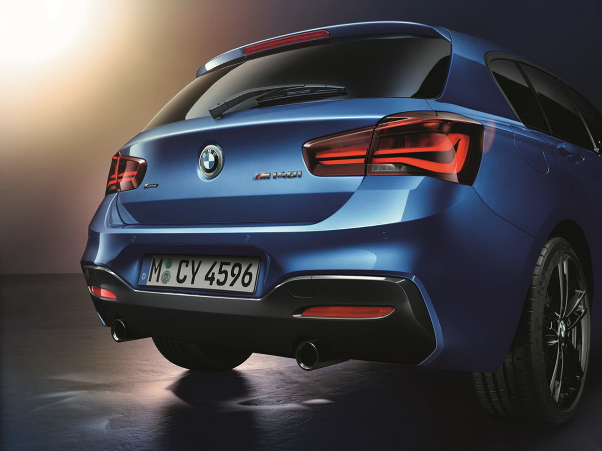 [新聞照片三] 全新BMW 1系列Shadow Edition搭載全新燻黑設計的L型光條尾燈及鍍黑排氣尾管.jpg