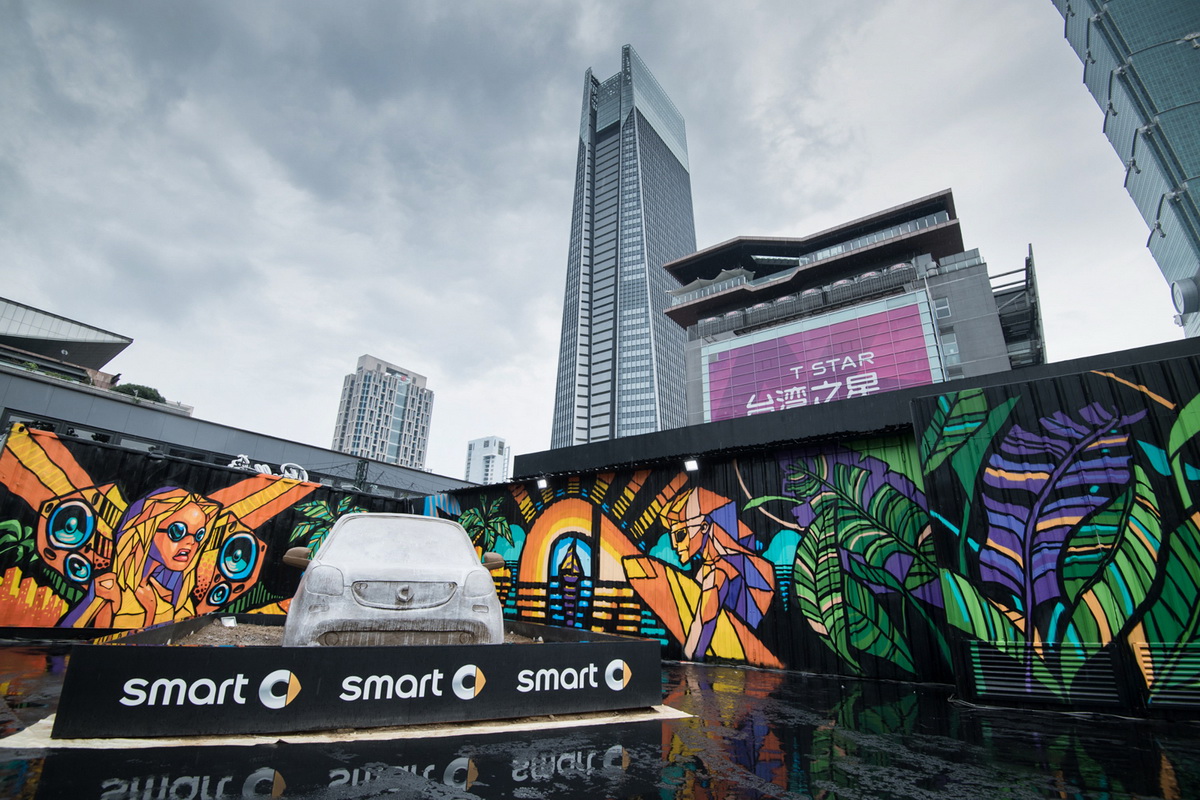 台灣塗鴉藝術家-BOUNCE獻出獨有創意，延續BOUNCE將街頭作為自身畫布的想法，為#smartPopUpTaipei品牌概念館繪上最專屬的塗鴉印記.jpg