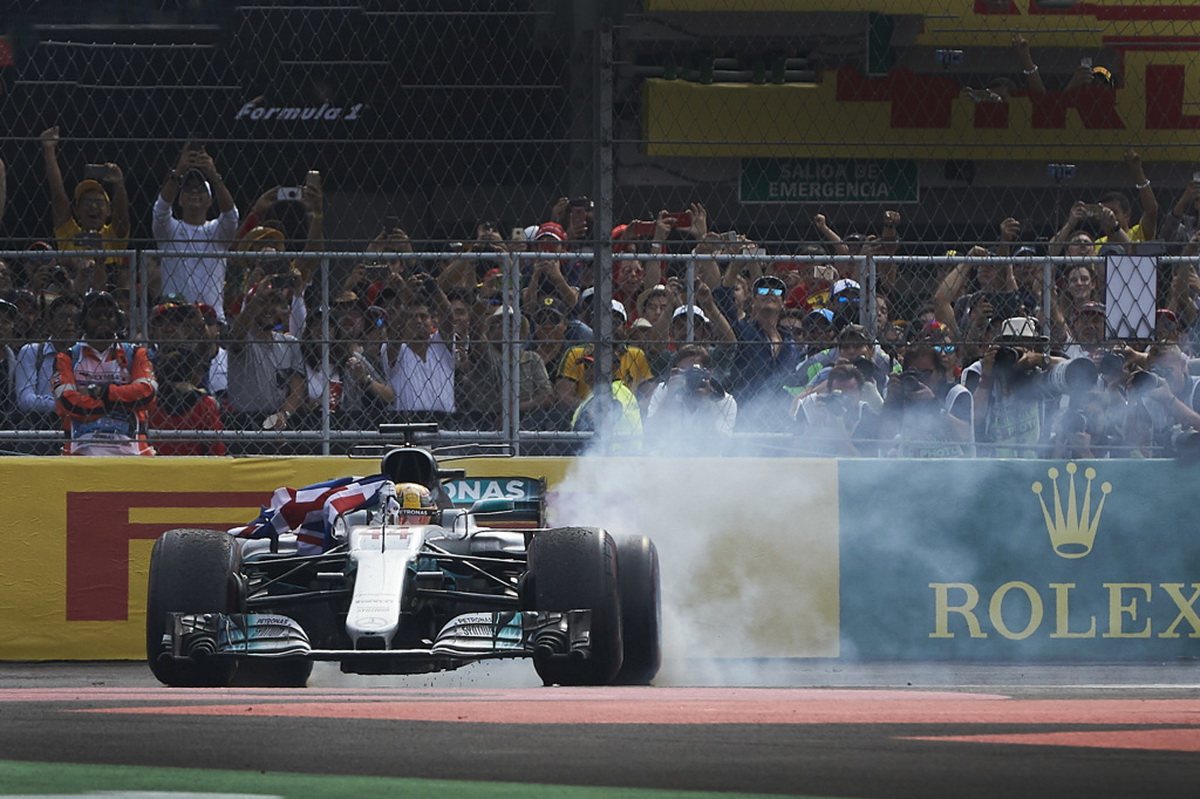 此次賽事為 Mercedes-AMG Petronas Motorsport 車隊從2014年以來連續四年奪冠，於全球最頂尖的汽車賽事運動中完美稱霸.jpg