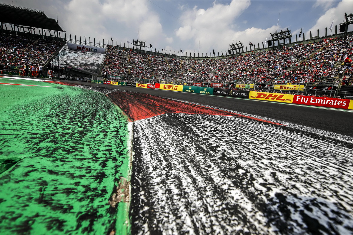 2017 年 F1 第 18 站再度於墨西哥城 Autódromo Hermanos Rodríguez 賽道舉辦，超過 2250m 的高海拔地形成為此賽道特色.jpg