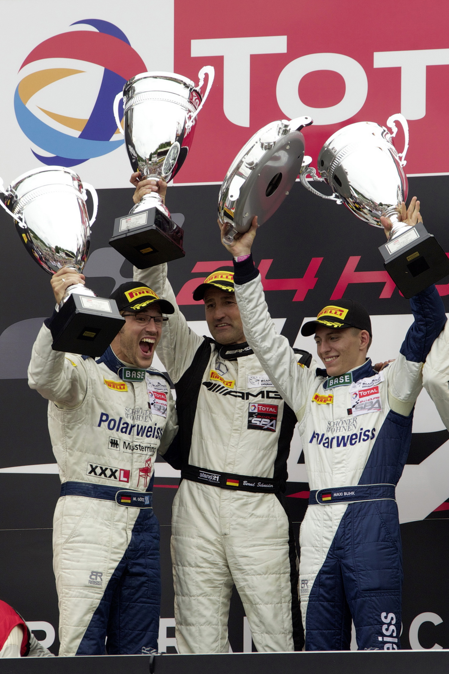 AMG品牌大使Bernd Schneider曾於1995、2000、2001、2003、2006年駕駛由AMG所打造的賽車奪得五次德國DTM德國房車大師賽冠軍.jpg