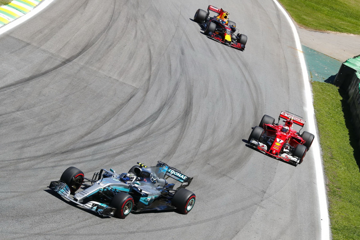 Mercedes-AMG Petronas Motorsport車隊賽車的動力優勢無庸置疑，雖遇突發事故，仍平穩拿下第二名與第四名.jpg