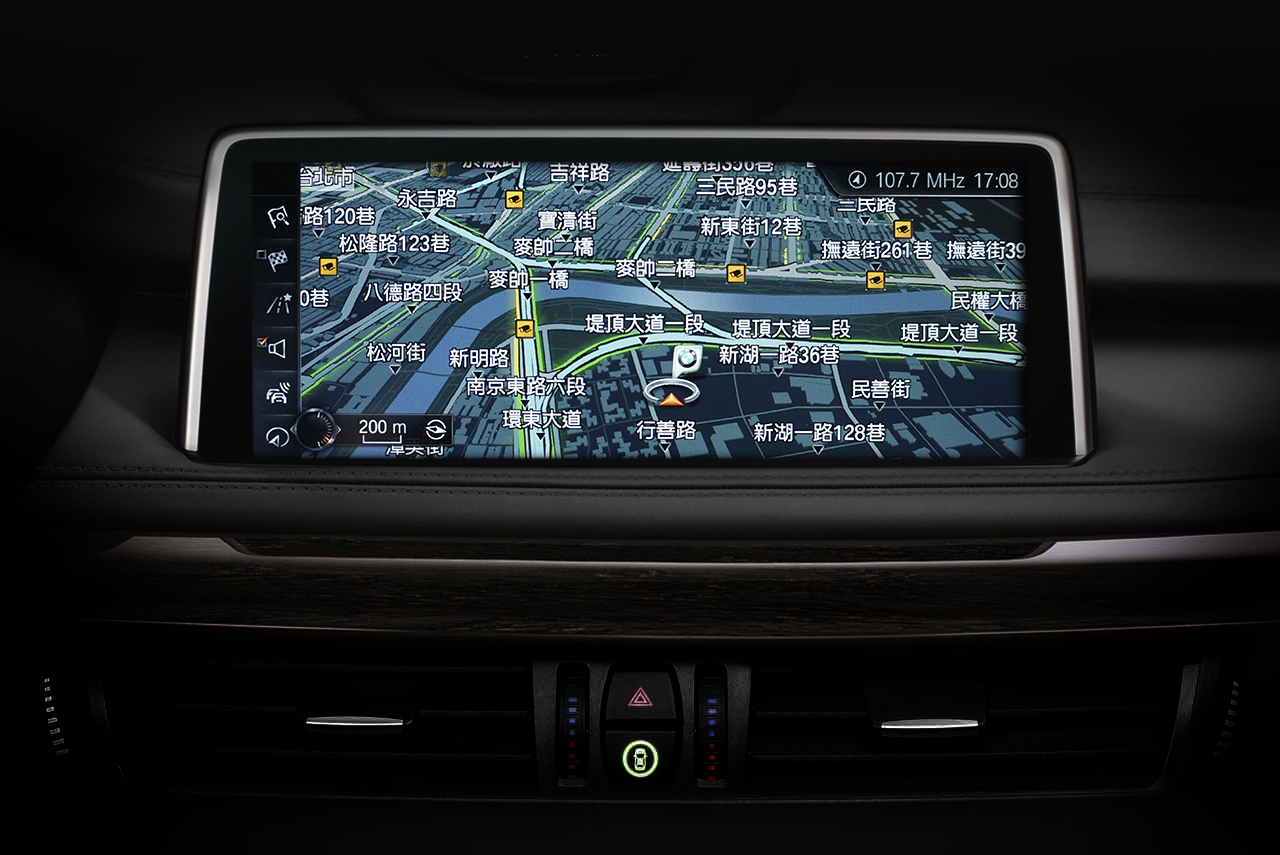 [新聞照片三] BMW X5 xDrive35i榮耀典藏版標準配備 - BMW智能衛星導航系統.jpg
