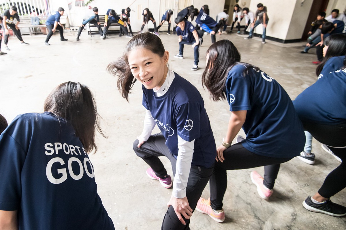 台灣賓士志工也加入陪讀班籃球課程，與青少年們一起進行暖身遊戲.jpg