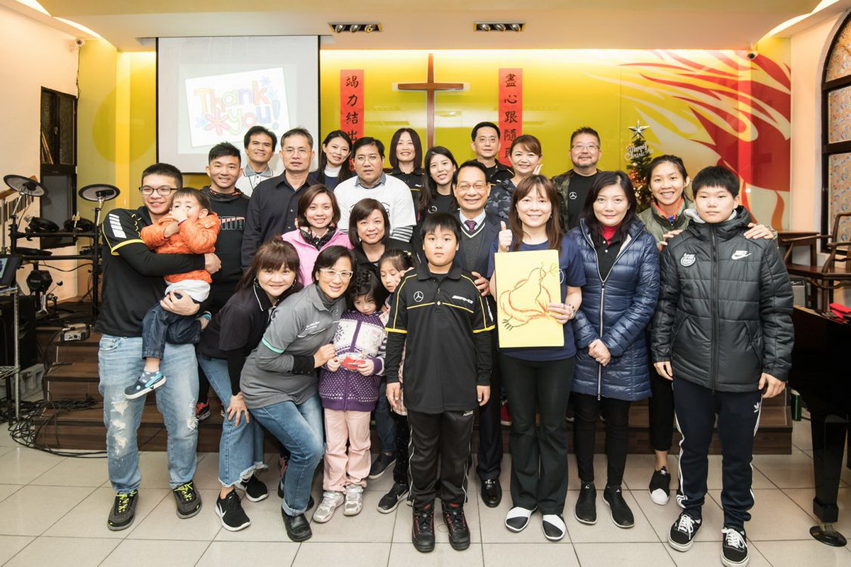 台灣賓士與台電女籃球員(右1、二排右1 )號召各地有志之士一起加入用運動改變世界的行列.jpg
