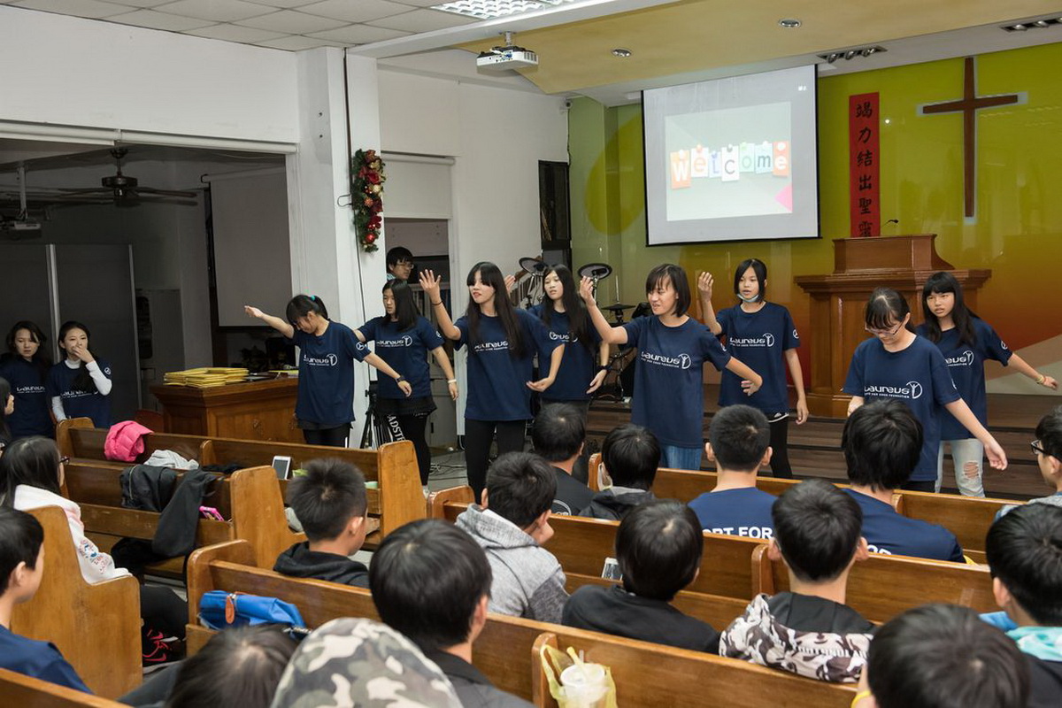 陪讀班的青年為感謝遠道而來的志工們，精心準備了詩歌演唱，打動在場每位志工與老師.jpg