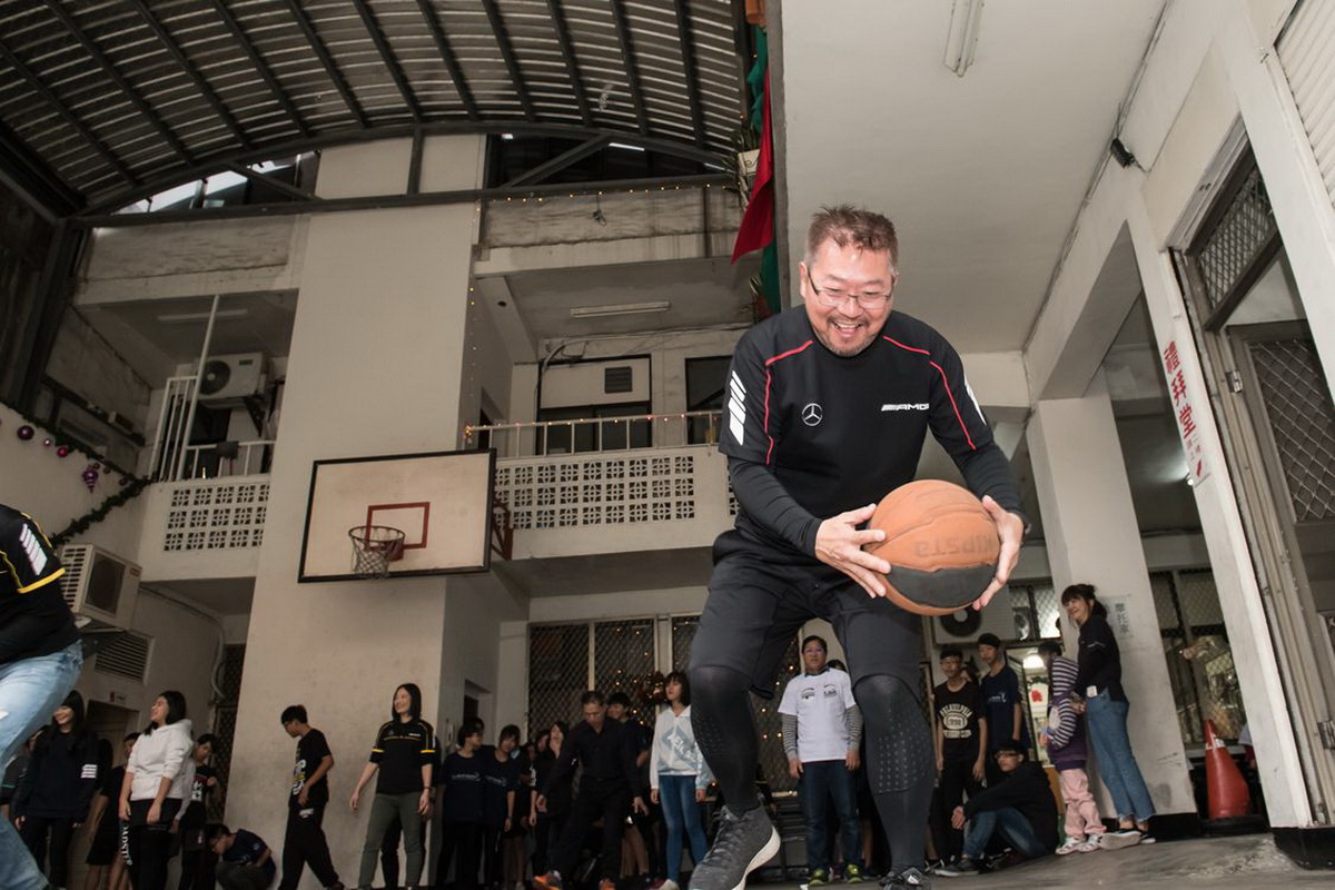 陪讀班課程以籃球當作媒介，加入台灣賓士員工與青少年分組進行趣味籃球遊戲，現場歡笑聲不斷.jpg