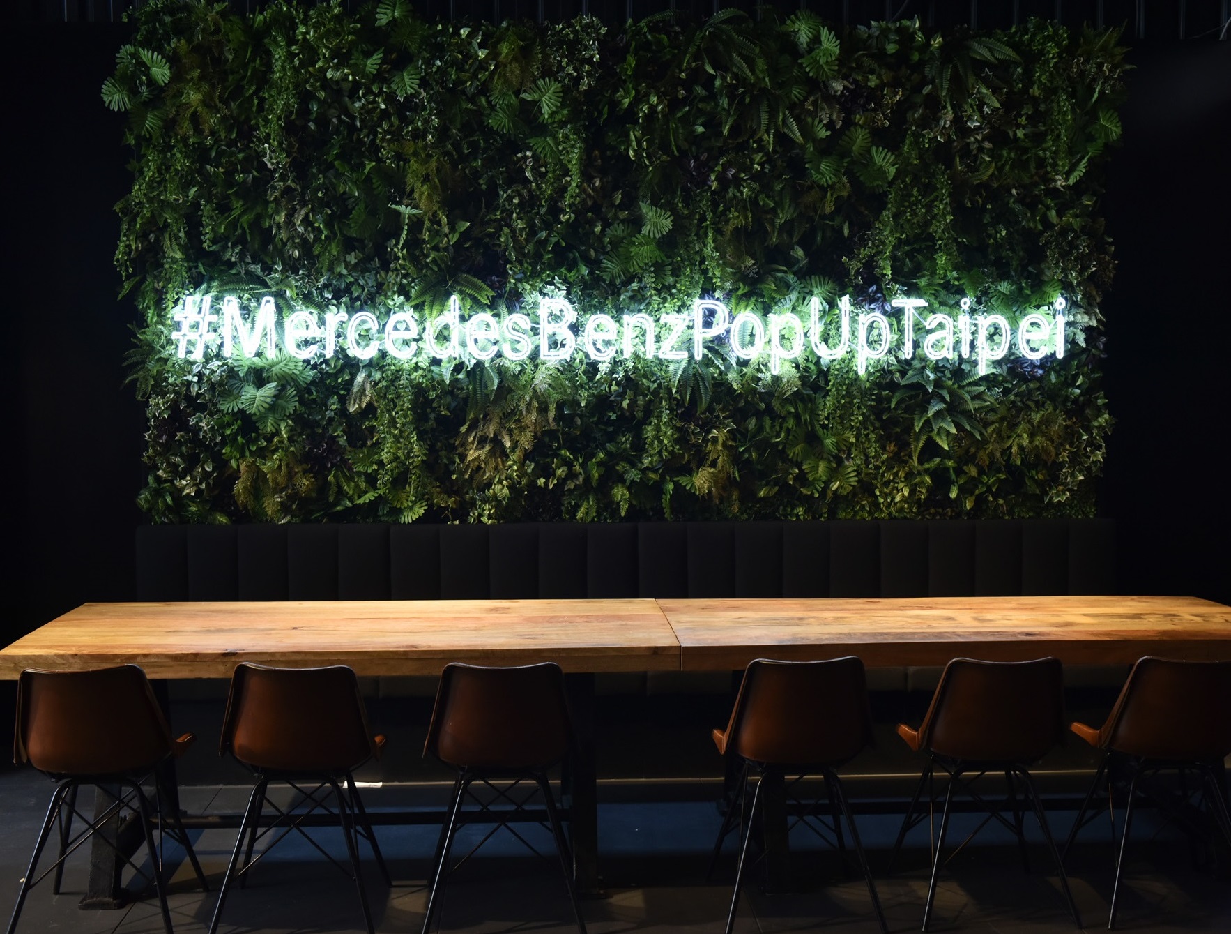 植栽牆給人溫暖且舒坦的感受，傳達Mercedes-Benz一直以來注重的環境保護觀念以及未來欲達成的零排放目標.jpg