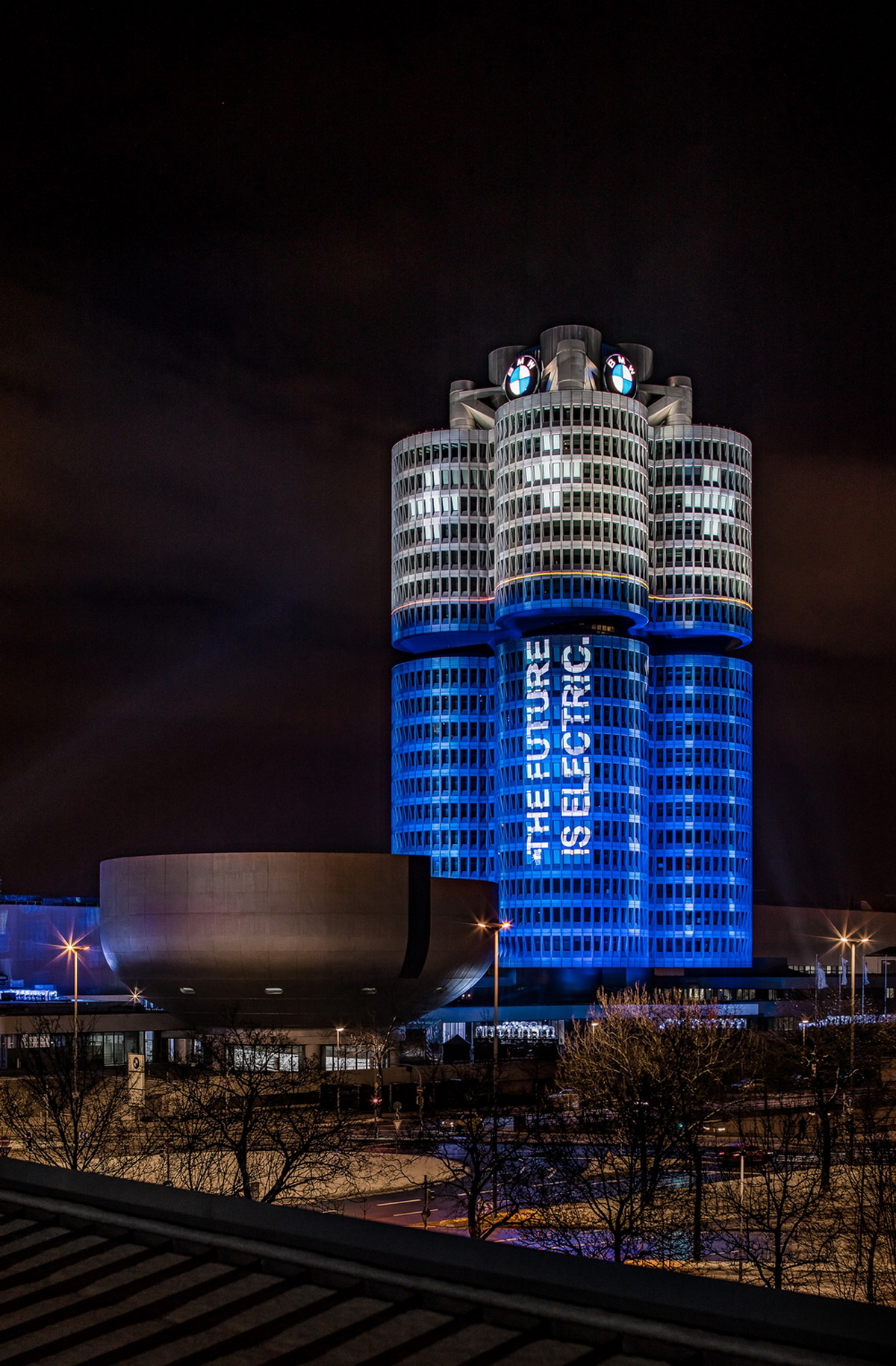[新聞照片四] BMW德國慕尼黑總部的四汽缸大廈呈現精彩的燈光表演, 慶祝2017年全球銷售提前達到10萬輛電動車的年度目標.jpg
