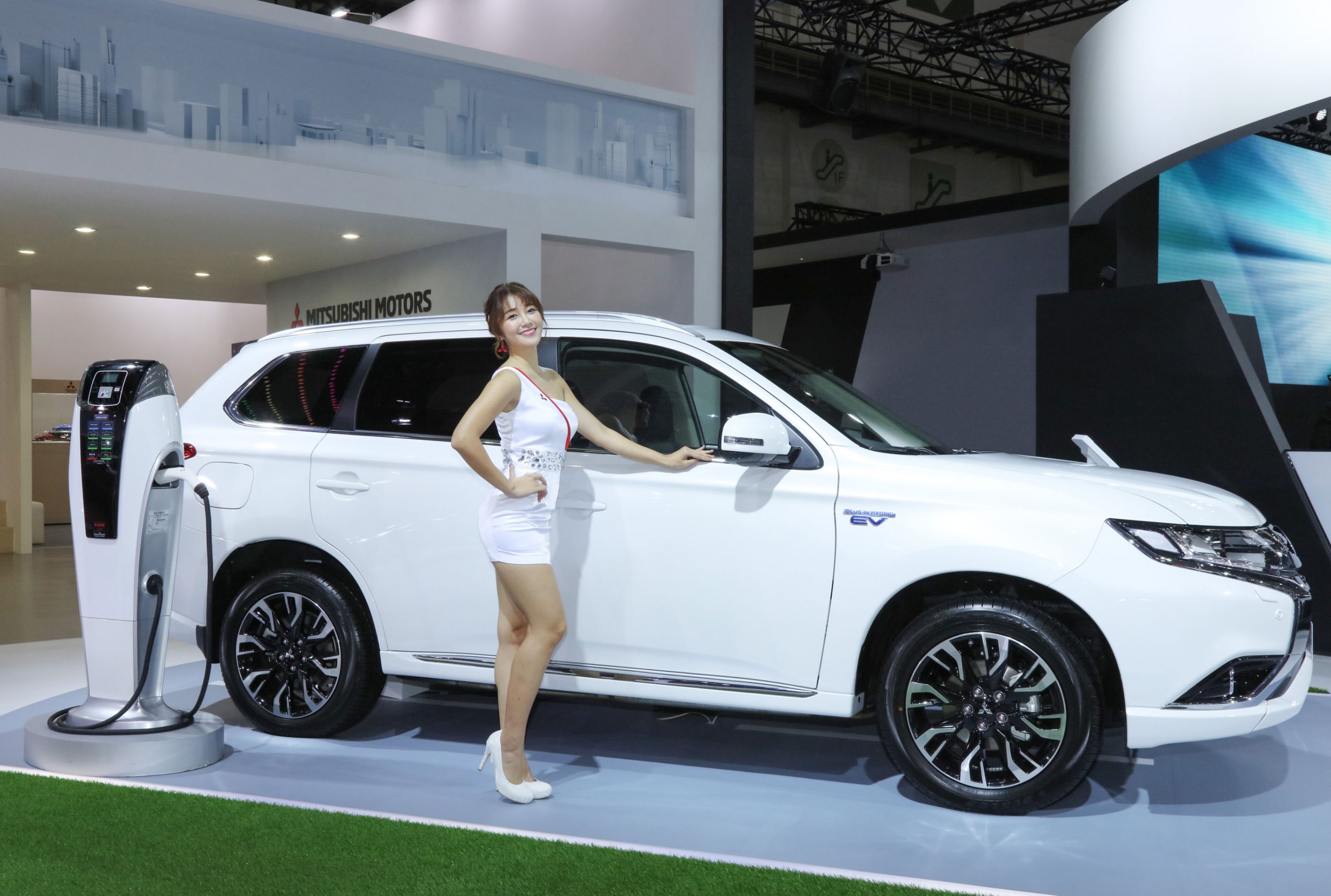 圖說『Outlander PHEV』以199萬的售價上市，為台灣市場少數具有插電式混和動力的SUV節能進口車款。而OUTLANDER PHEV的整車保固條件跟與國產汽油車款一樣為3年10萬公里，但在驅動電池保固條件延.jpg