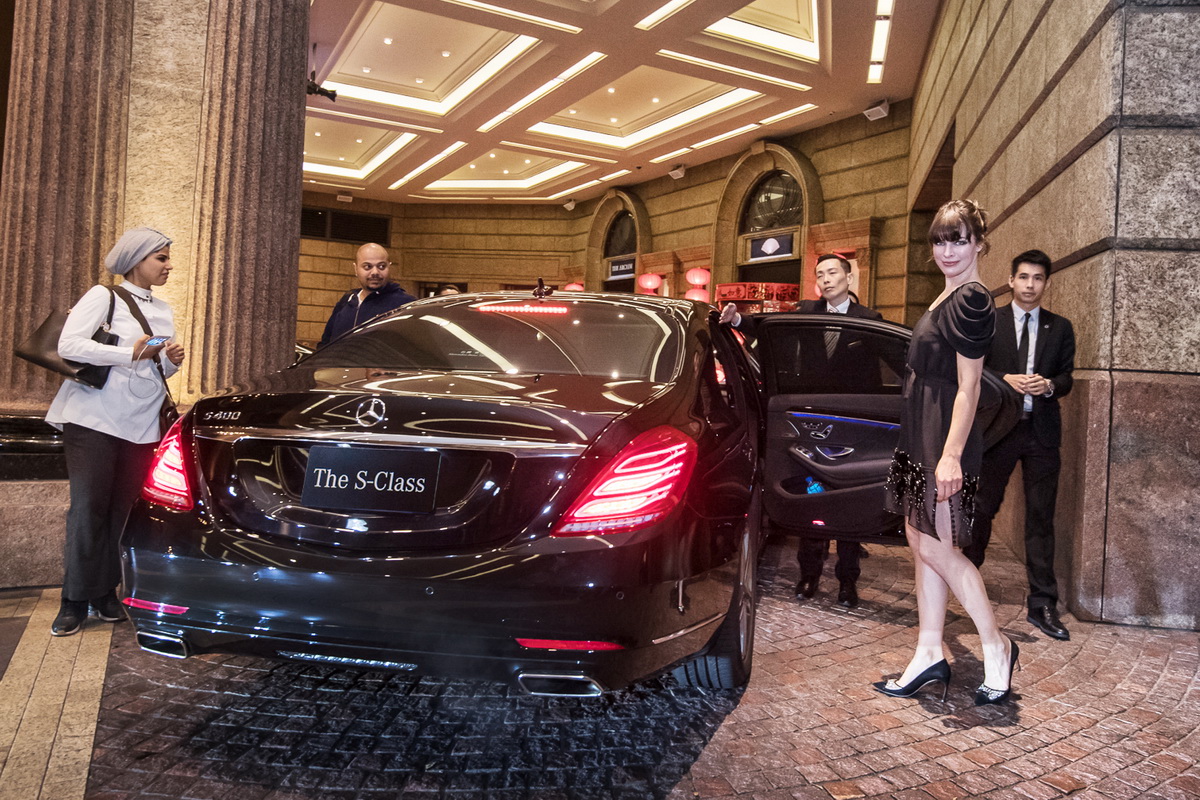蜜拉·喬娃維琪與保羅·安德森搭乘Mercedes-Benz S 400 L從下榻的文華東方出發，前往電影首映會現場。.jpg