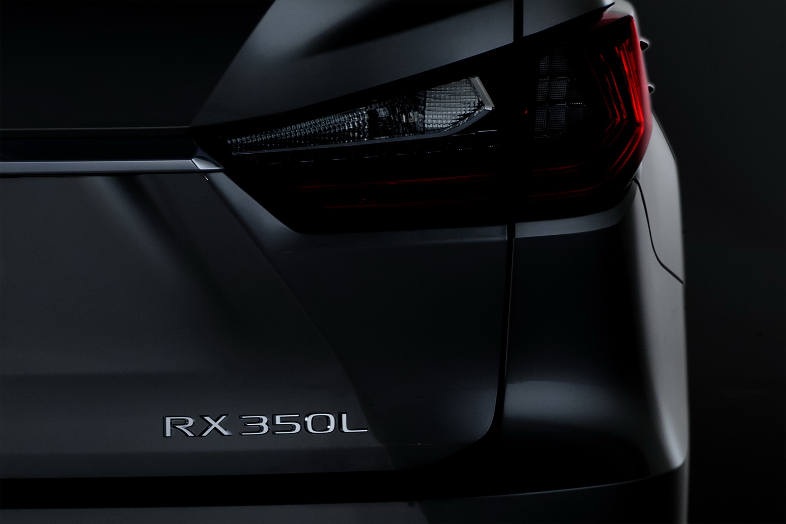 2018_Lexus_RXL_01.jpg