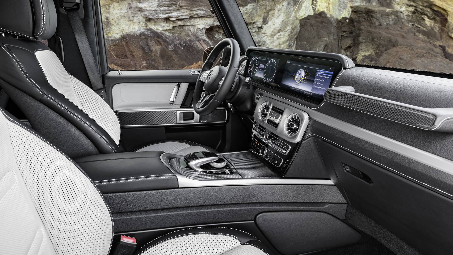 2019-mercedes-benz-g-class-interior (4).jpg