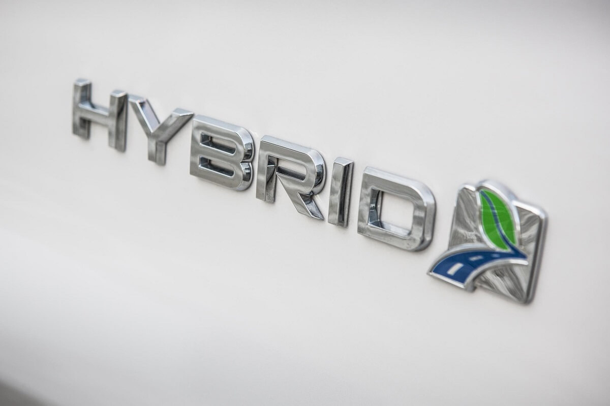 Mondeo hybrid badge.JPG