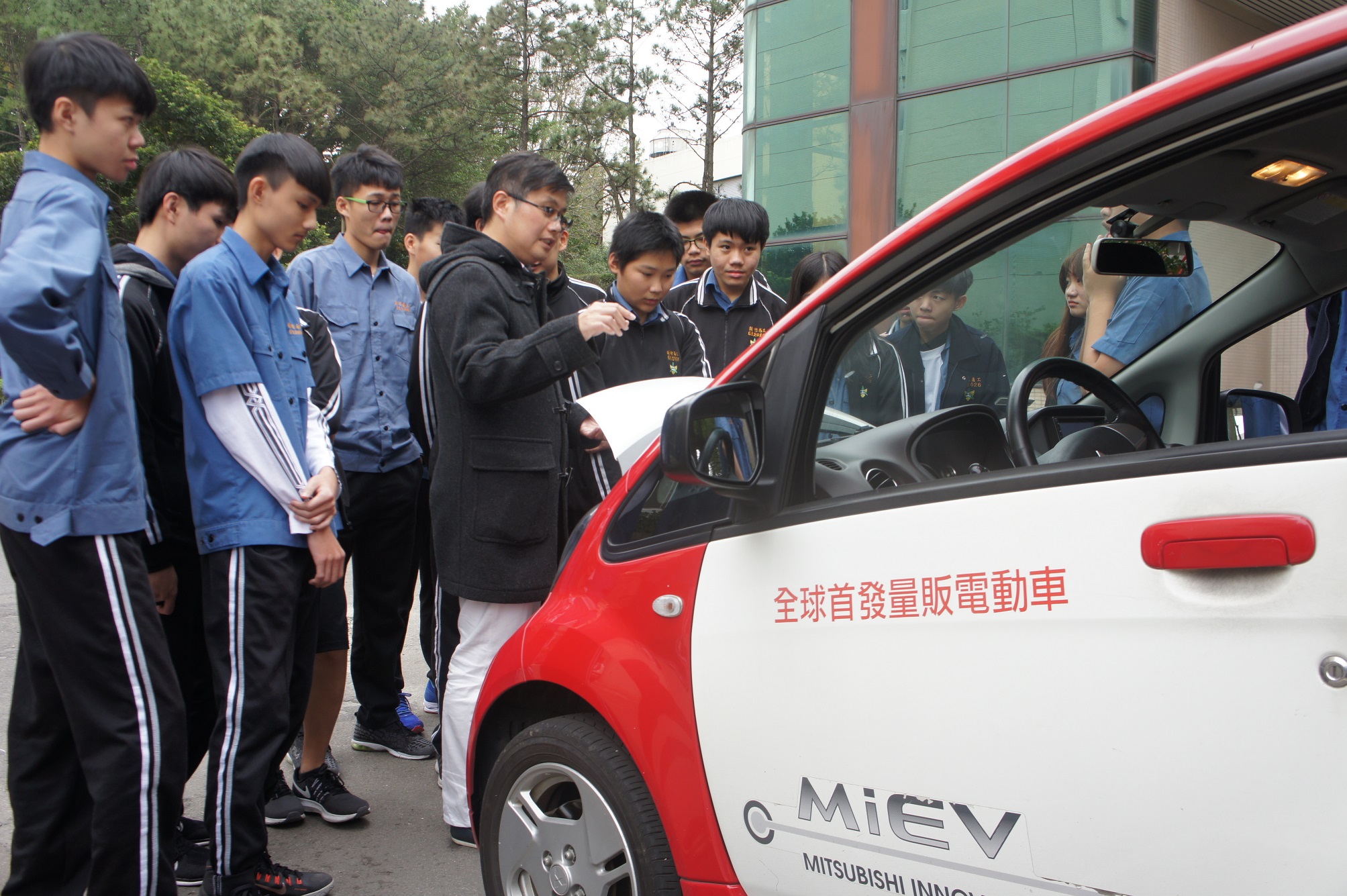 中華汽車向下扎根 教導技職學子了解電動車發展與結構.JPG