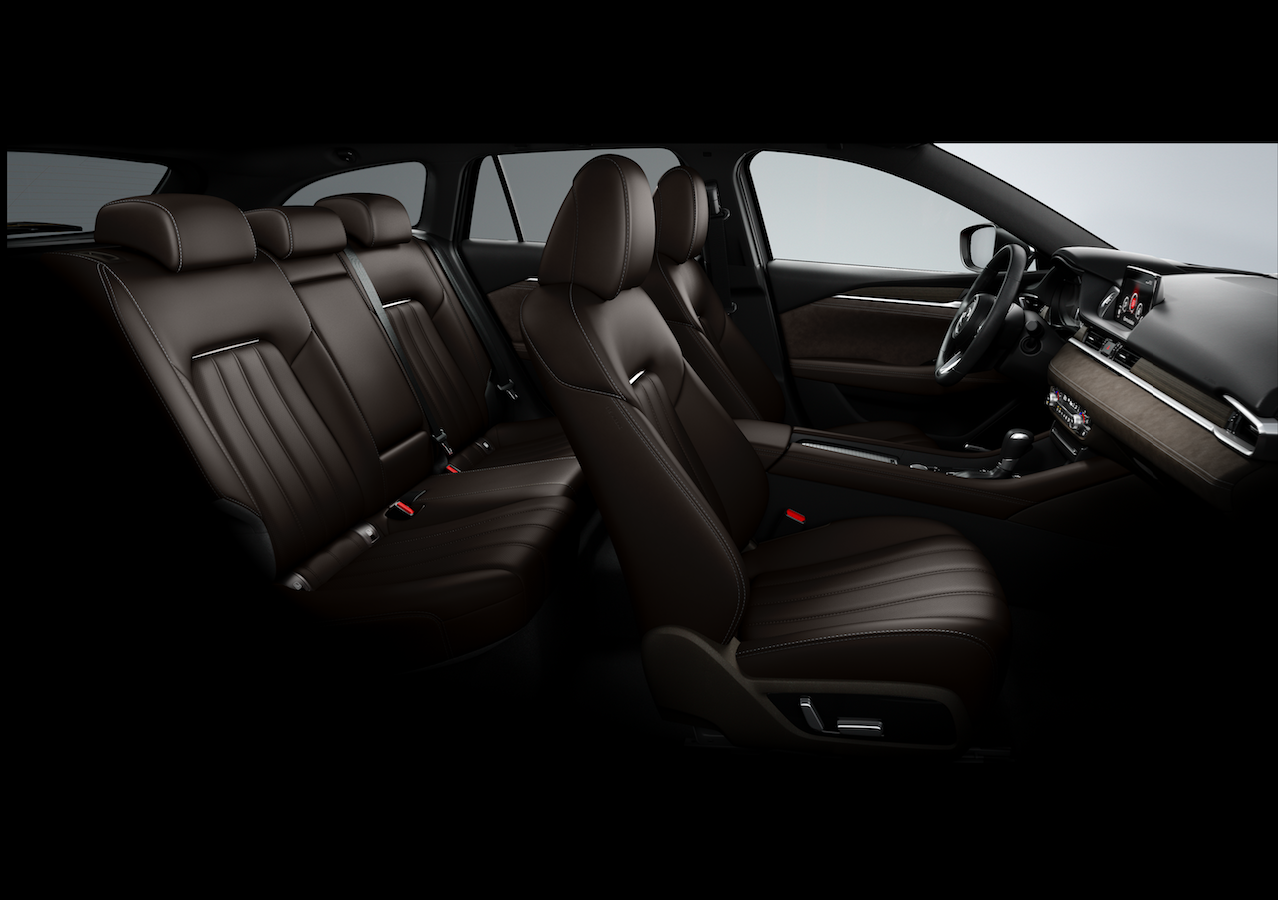 圖二 All-New Mazda6 透過兼具麂皮與絲絨滑順質感的Ultrasuede® NU麂皮質感內飾，輔以緞面鍍鉻飾條裝飾的Nappa真皮座椅，展現出沉熟優雅的旗艦品味.png