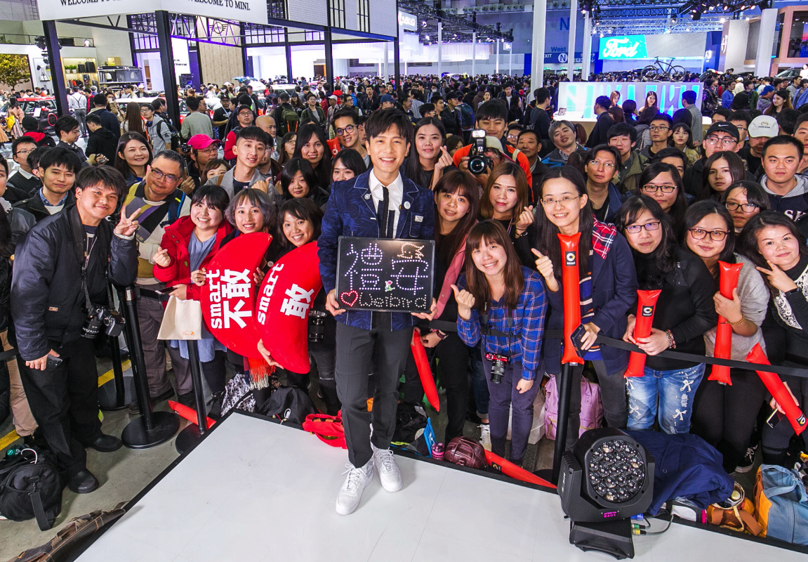 創作才子韋禮安驚喜現身smart展區，公布他的新年新希望，跟現場車迷們分享「2018挑戰宣言」.JPG