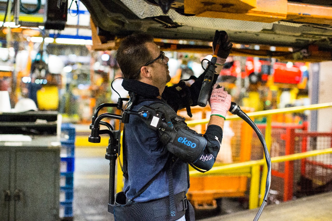 【圖一】Ford裝配線上的作業員正在試用一款穿載於上半身的機械外骨骼科技裝置─EksoVest，以減少每天在工作中舉高雙臂重複多達4600次，一....jpeg