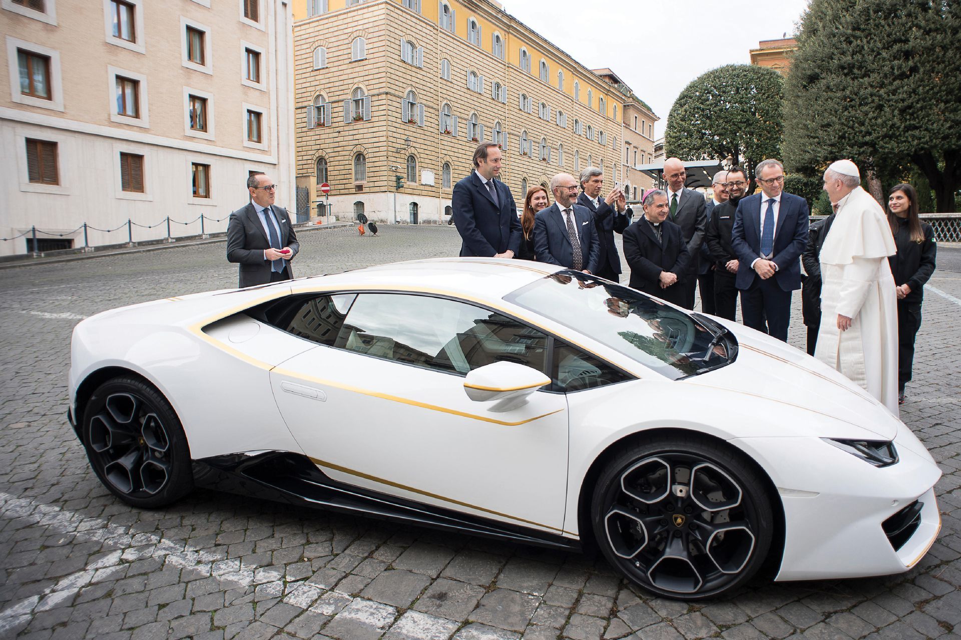 Pope-Lamborghini-Huracan-Auction-1.jpg